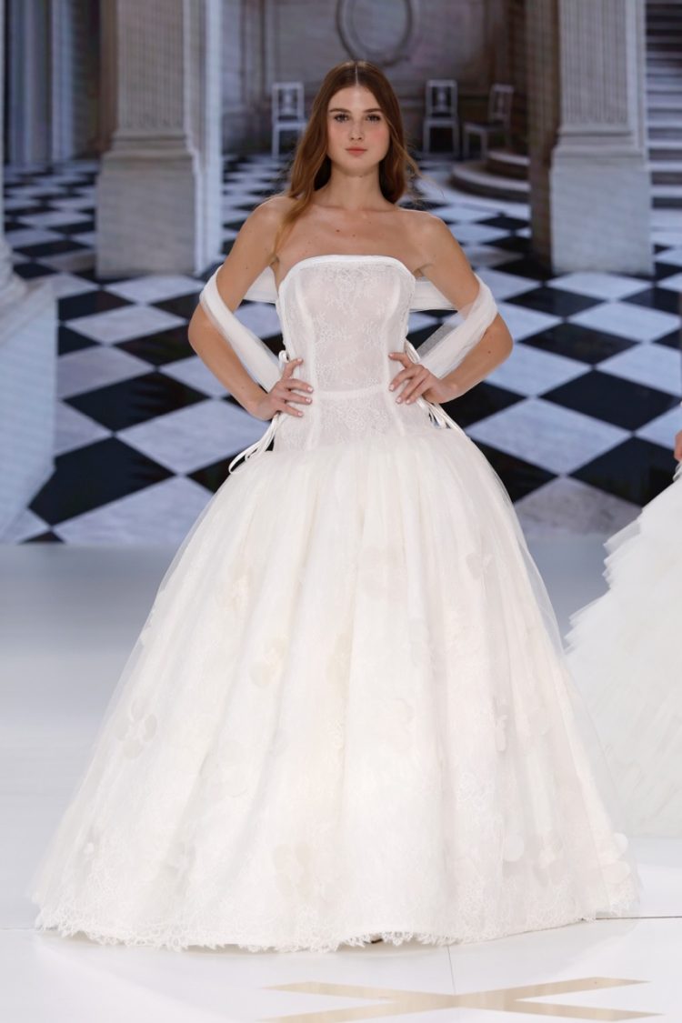 【BBFW2025】Yolancris（ヨーランクリス）ドレスショー ブライダルコレクション「Paradoxe」