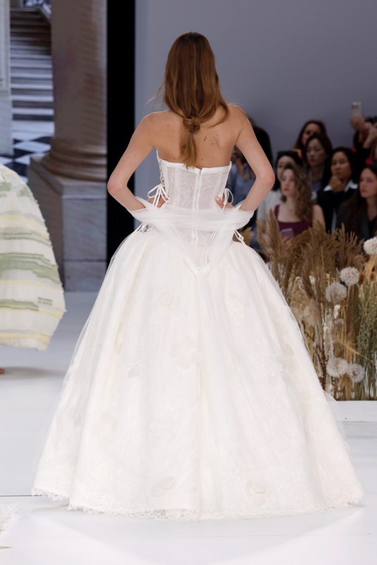 【BBFW2025】Yolancris（ヨーランクリス）ドレスショー ブライダルコレクション「Paradoxe」