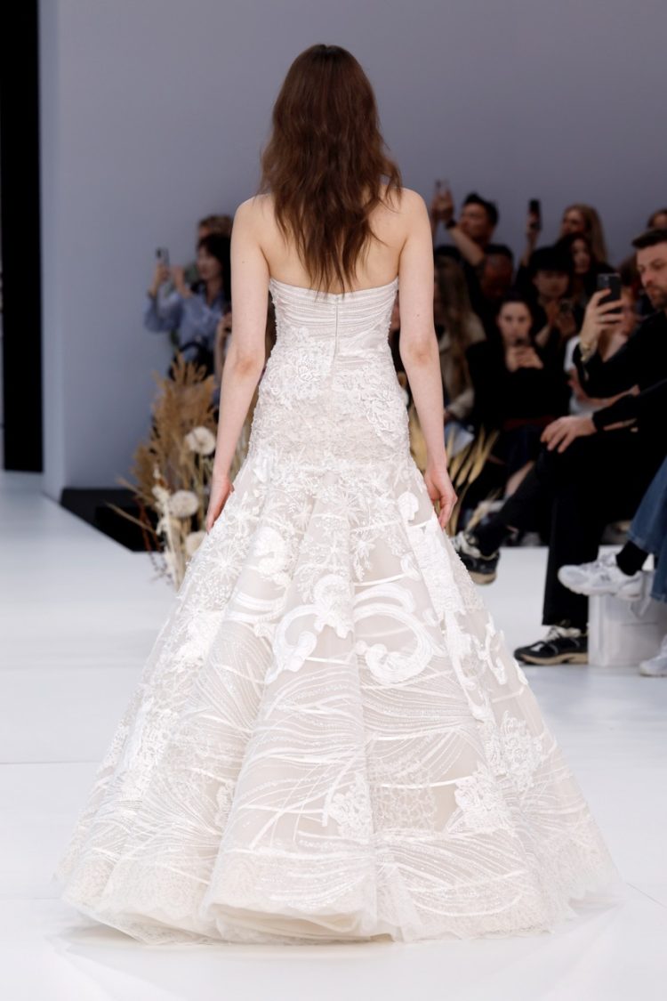 【BBFW2025】Yolancris（ヨーランクリス）ドレスショー ブライダルコレクション「Paradoxe」