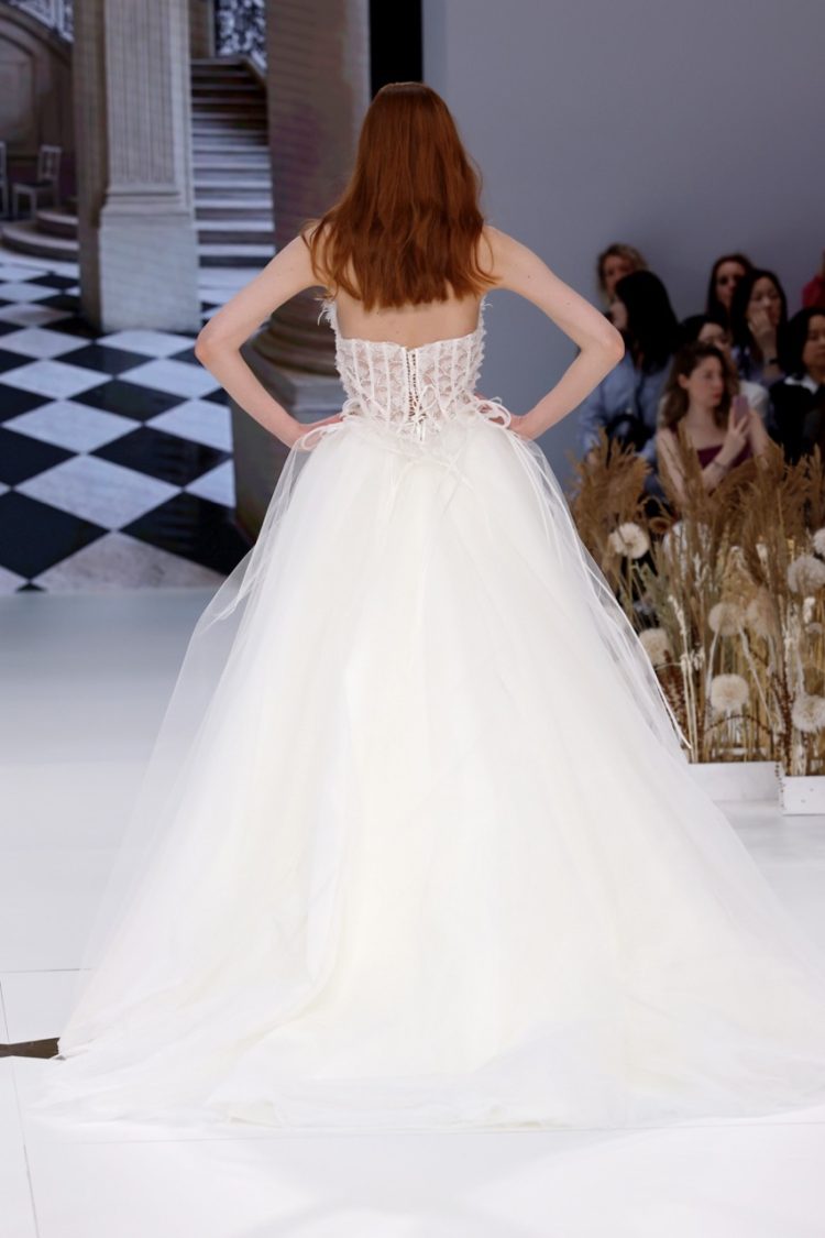 【BBFW2025】Yolancris（ヨーランクリス）ドレスショー ブライダルコレクション「Paradoxe」