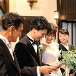 家族・親族のみの結婚式に新郎挨拶は必要？感謝の気持ちが伝わる挨拶のコツと例文をお届けします◎