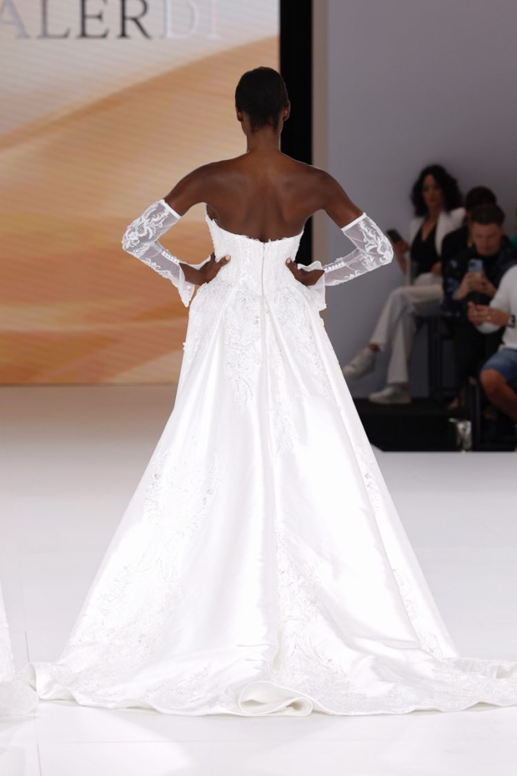 BBFW2025 TINA VALERDIドレスショー
