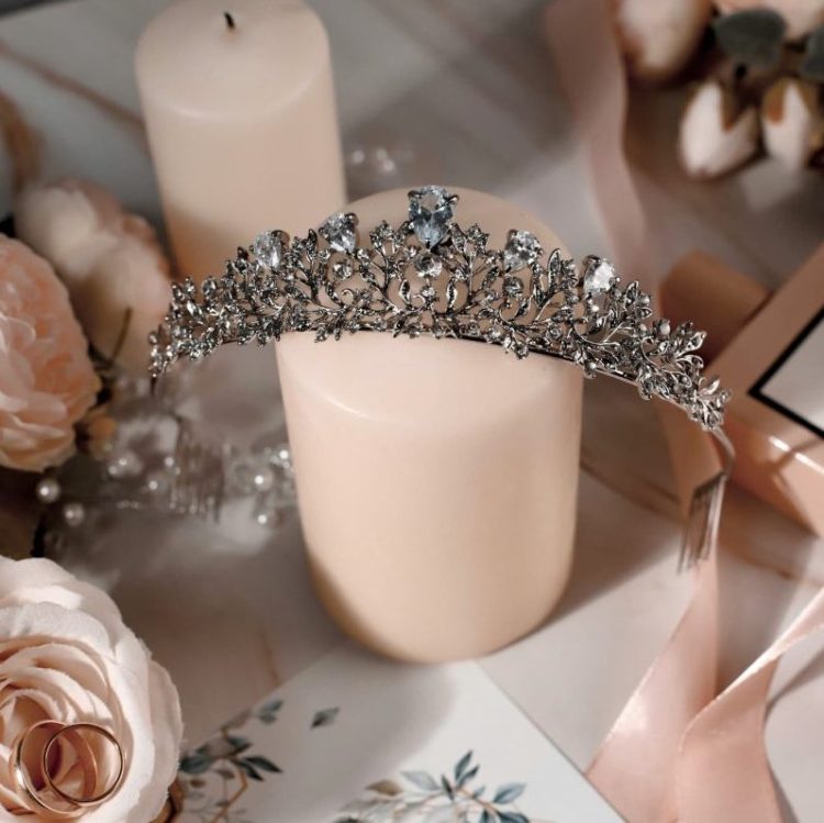 ティアラ 結婚式コーディネート