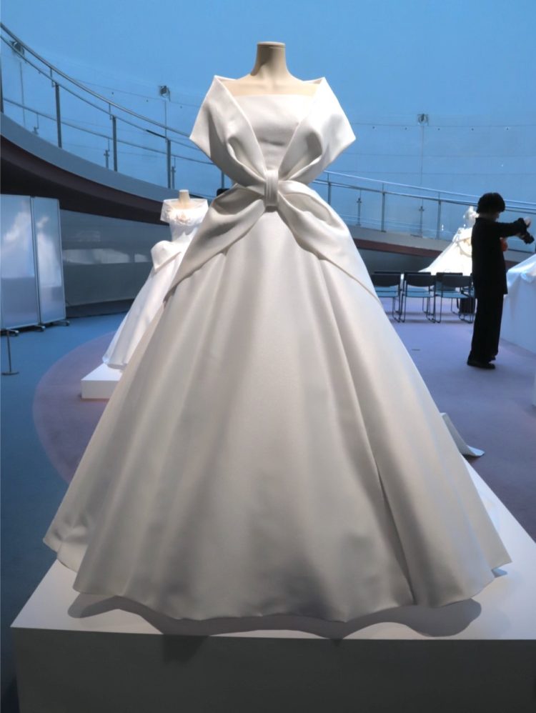 足立梨花さん着用ドレス