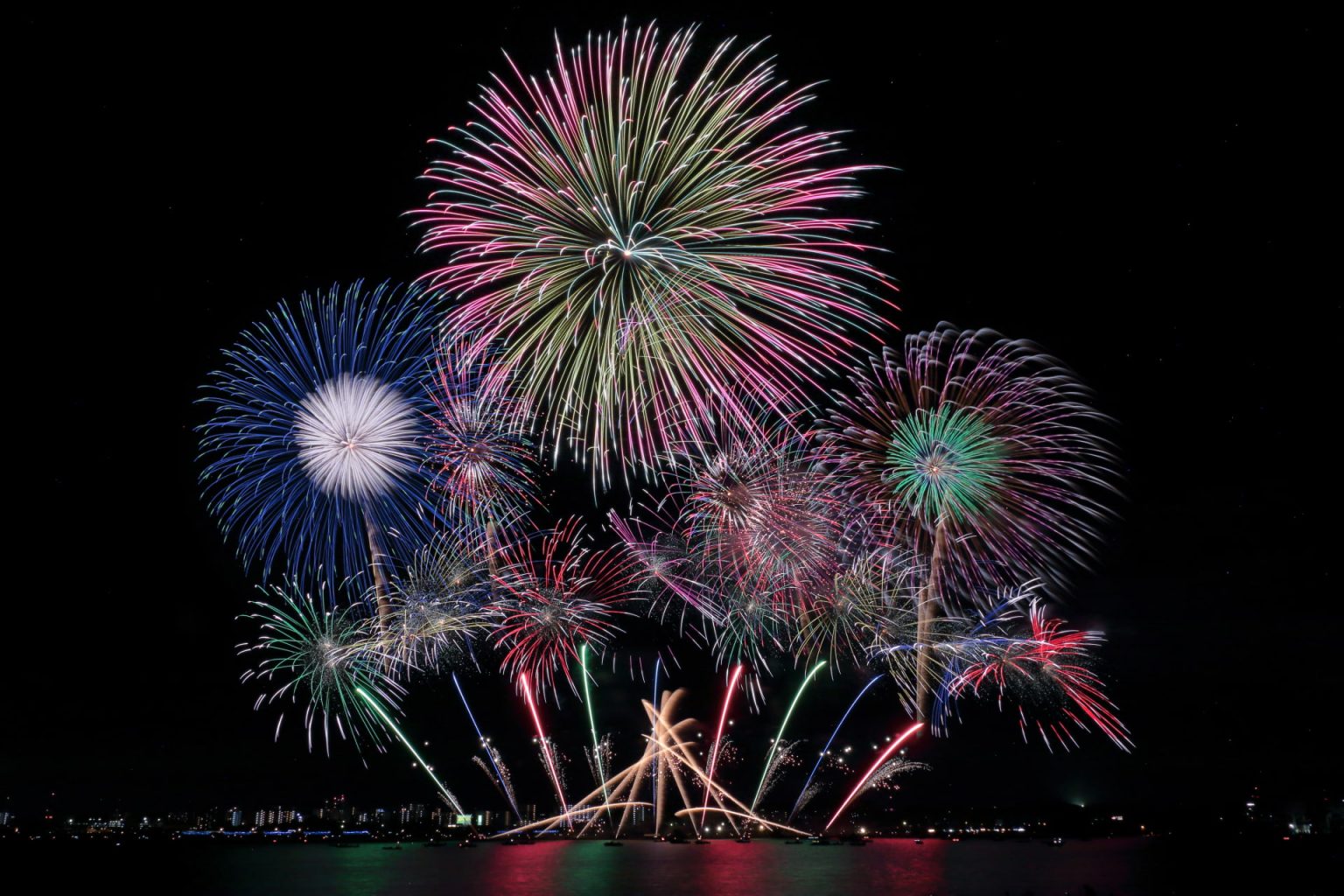 夜空に打ちあがる花火のイメージ