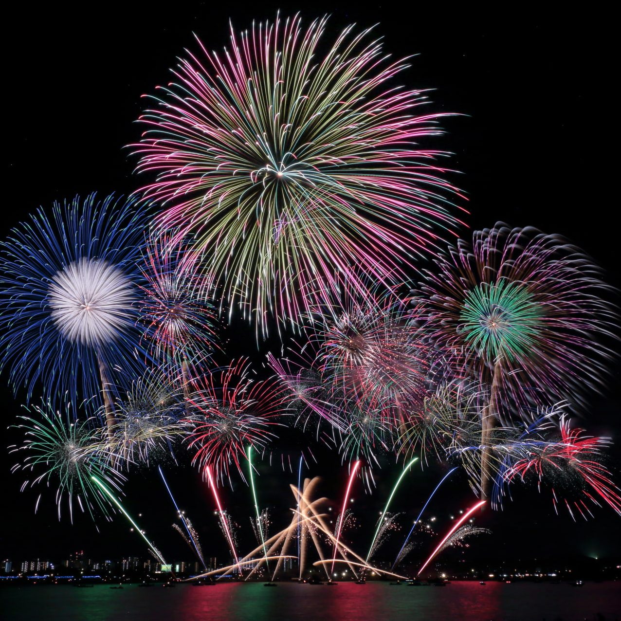夜空に打ちあがる花火の