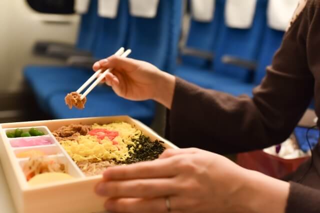 駅弁を食べている