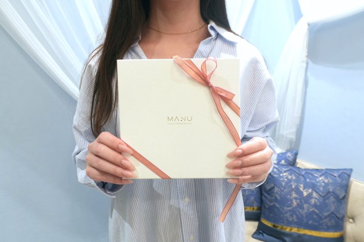 MANUの刺繍ハンカチのラッピング