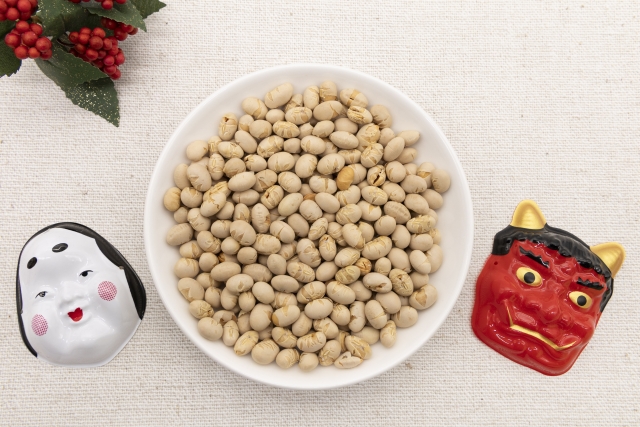 節分の鬼と豆