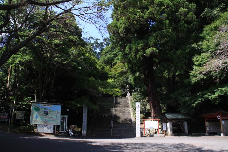 大分県の厄除け神社・柞原八幡宮の境内入口へ続く石段