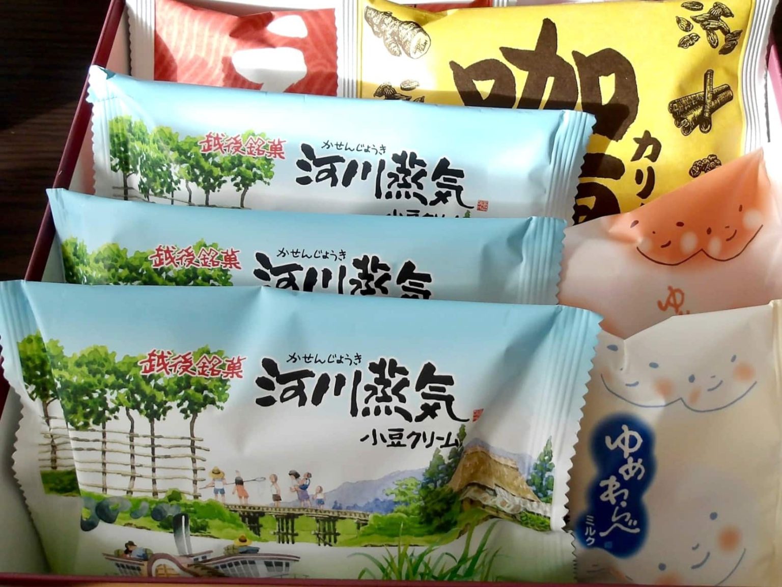 新潟銘菓「河川蒸気」を含む手土産のお菓子