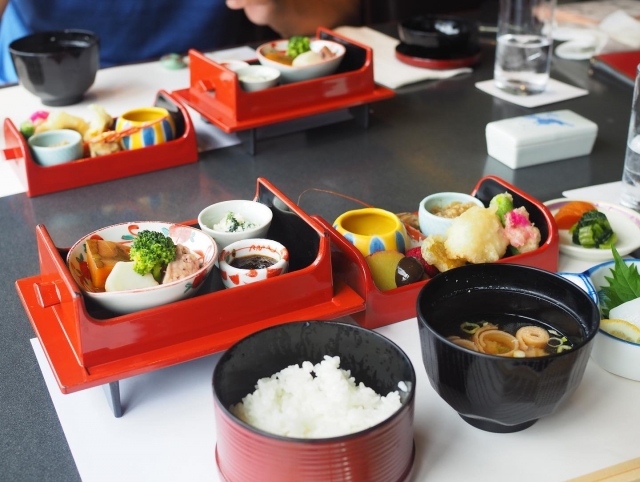 秋田県の顔合わせ食事会をイメージした会席料理