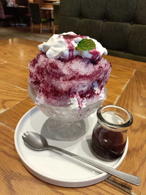 ベリーソースとクリームをトッピングしたかき氷