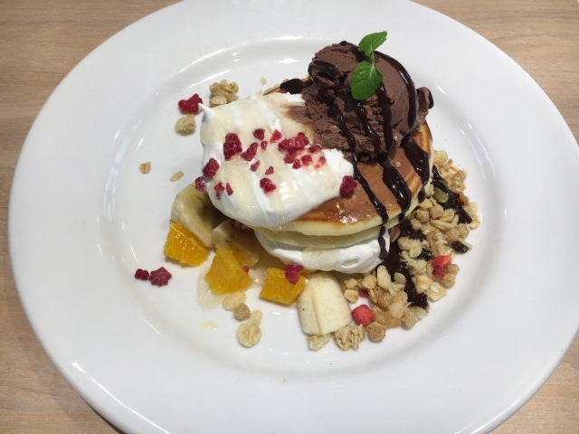 フルーツとアイスクリームを添えたパンケーキ