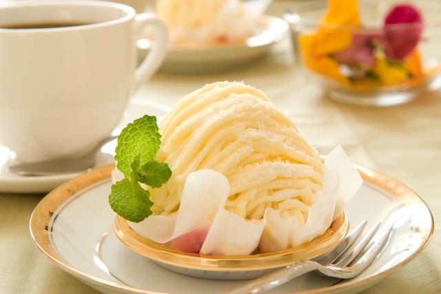 ケーキとコーヒーを楽しむカフェタイム